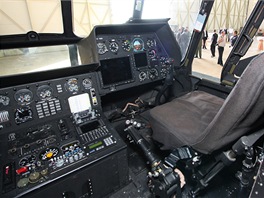 Pancéovaná kabina pilot je tímístná a je vybavena podle standard NATO. 