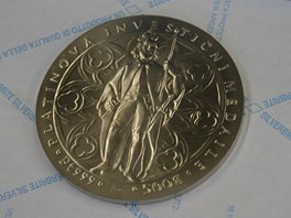 Raení plkilogramových platinových medailí s motivem olomouckého Dómu svatého...
