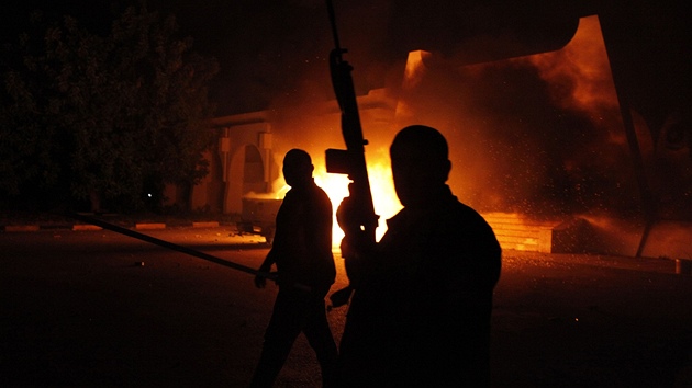 Obyvatel Benghz vyrabovali zkladnu milice Ansar al-ara. (24. z 2012)