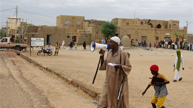 Pslunk islamistickho hnut Ansar Dine svolv obyvatele Timbuktu k veejnmu biovn (31. srpna 2012)