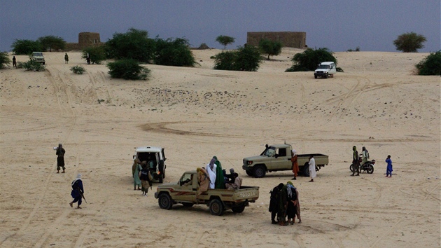 Amputace v pouti. Islamist z hnut Ansar Dine se shromdili nedaleko Timbuktu, aby vykonali trest nad dajnm zlodjem re. (16. z 2012)
