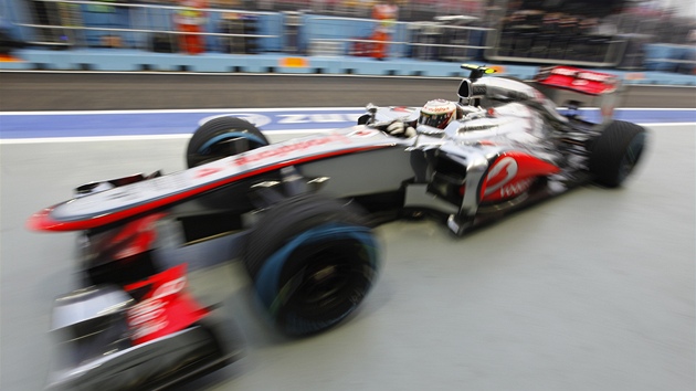  Lewis Hamilton pI prvnm trninkU na Velkou cenu Singapuru.