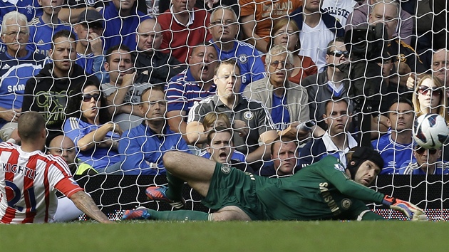 TOHLE KRYJU. Petr ech, brank Chelsea, zasahuje pi anci Michaela Knightleyho ze Stoke City.