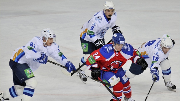 eský útoník Jií Hudler ze Lva Praha proniká mezi hrái Astany v zápase KHL.