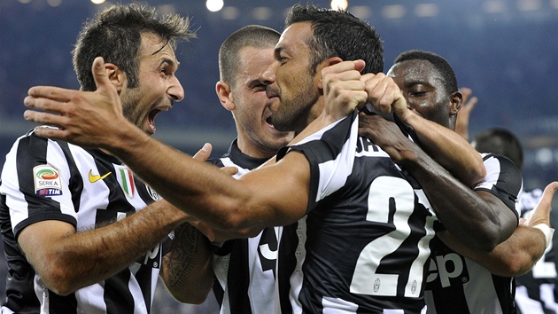 Fotbalist Juventusu oslavuj gl do st Verony. Jeho autorem je Fabio Quagliarella (uprosted).