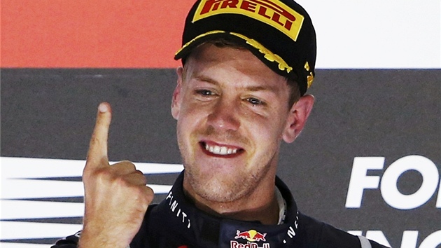 VTZ. Sebastian Vettel se raduje ze svho triumfu ve Velk cen Singapuru.