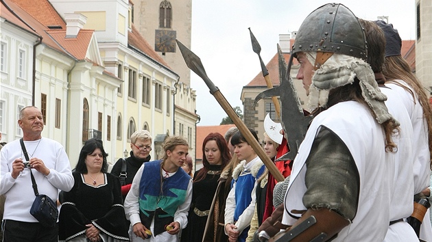 Po prvodu ekala na ptomn ertovn pohdka O kvtinovm krlovstv, vystoupen kejkle ebastina, pednka o zbranch, rytsk souboje, kaskadi nebo stedovk hra blova lest. 