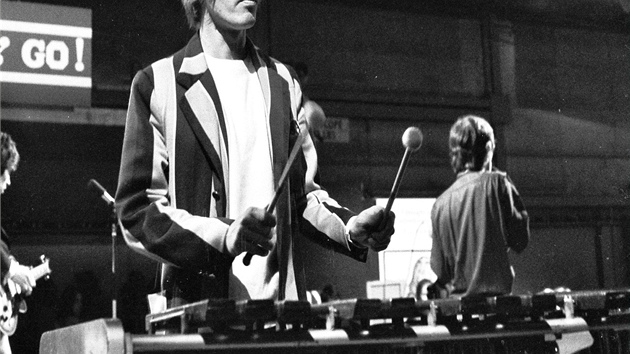 Hlavnmi nstroji Briana Jonese, kter se narodil v roce 1942, byla kytara a harmonika, jako multiinstrumentalista ale ovldal mnoh jin nstroje, napklad marimbu i sitr.