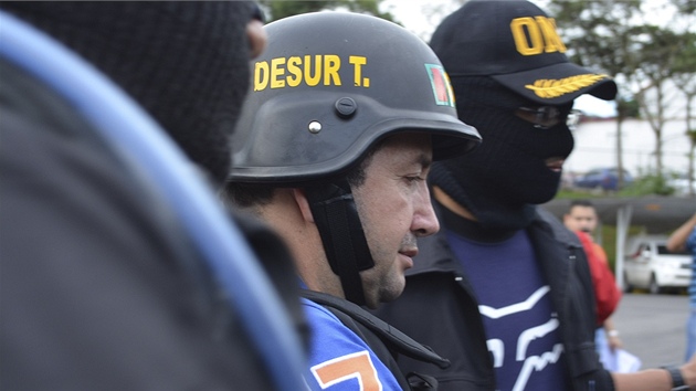 Policist ve Veneuzele odvdj narkobarona Daniela Barreru po jeho zaten (19. z 2012)