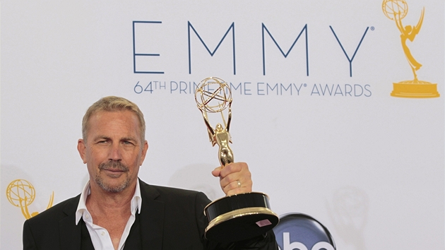 Emmy 2012 - Kevin Costner se sokou v hlavn musk kategorii v minisrii Hatfields & McCoys