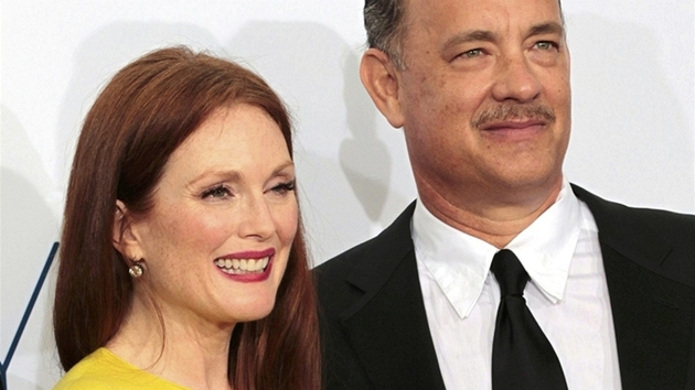 Emmy 2012 - Julianne Mooreov a Tom Hanks se sokami za Prezidentsk volby