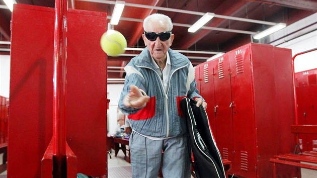 Artin Elmayan ped trninkem na tenisovch kurtech v Buenos Aires.