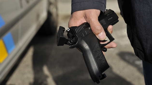 Policista nese plastovou pistoli, kterou stelec Chrastav vystelil na prezidenta Vclava Klause (28. z 2012)
