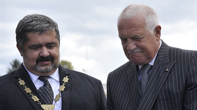 Prezident Vclav Klaus (vpravo) otevr se starostou Michaelem Canovem secesn most v Chrastav, kter byl znovu vybudovn po niivch zplavch v roce 2010. (28. z 2012)