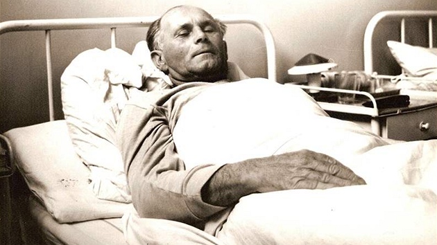 Duben 1973: Bohumil Hrabal v prask nemocnici po operaci. Prv pot v dob rekonvalescence zaal pst vzpomnky na svoje dtstv v Brn.