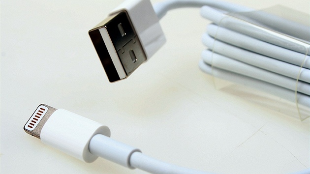 iPhone 5 má nový systémový konektor. Kabel pro propojení telefonu s USB je