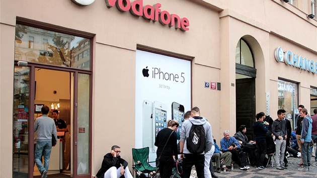 Prvn zjemci o nov iPhone 5 ped praskou prodejnou Vodafone na Vclavskm nmst.