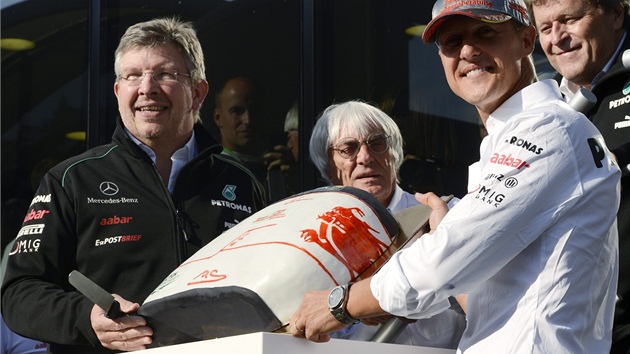 300. Oslavy tstho zvodu Michaela Schumachera ve formuli1 byly poslednm veselm momentem nmeckho veterna v tmu Mercedes.
