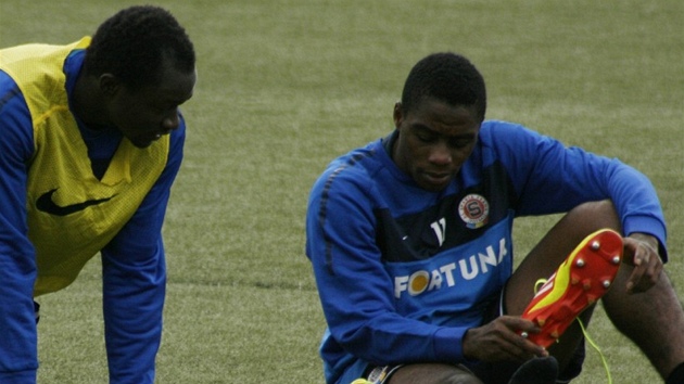 Tiemoko Konate (vpravo) na sparanském tréninku. 