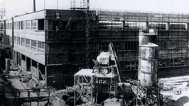 Stavba betonovho skeletu haly 3 z jihovchodnho pohledu z roku 1984. V souasnosti je v  polovin tto haly management hutnho materilu a sklad hotovch soust, druh polovina je osazena modernmi CNC stroji.
