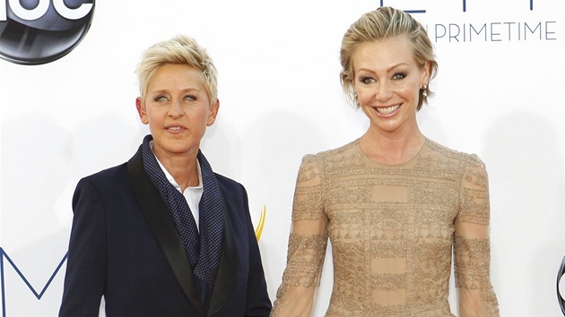 Emmy 2012 -  Ellen DeGeneresov pila ruku v ruce se svou partnerkou Portiou de Rossi 