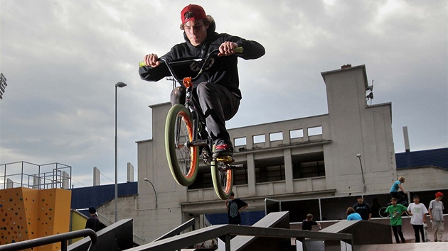 Nov relaxan centrum ve truncovch sadech v Plzni nabz skate park, lezeckou stnu nebo teba nov povrch inline a cyklostezky.