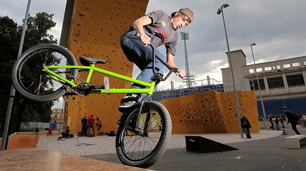 Nov relaxan centrum ve truncovch sadech v Plzni nabz skate park, lezeckou stnu nebo teba nov povrch inline a cyklostezky.