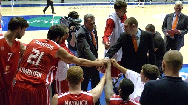 DO BOJE! Lavika basketbalového Nymburka bhem oddechového asu.