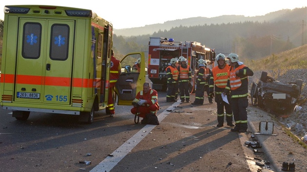 Vn dopravn nehoda zastavila ve tvrtek 20. z ped sedmou hodinou rann provoz na rychlostn silnici R6. 