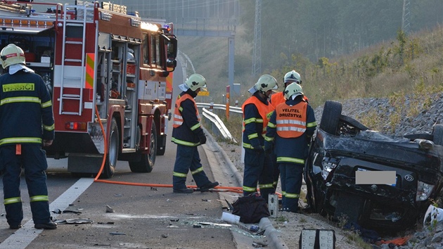 Vn dopravn nehoda zastavila ve tvrtek 20. z ped sedmou hodinou rann provoz na rychlostn silnici R6. 