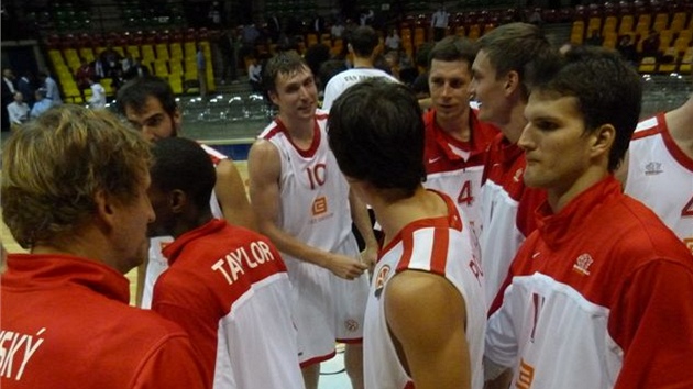 Nymburt basketbalist slav postup do semifinle kvalifikace o Euroligu. Vpravo v poped Luk Palyza.