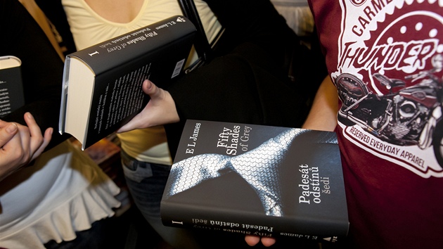 V Palci knih Luxor na Vclavskm nmst zaali v deset veer prodvat esk peklad erotickho bestselleru Fifty Shades of Grey (Padest odstn edi) od E. L. James (26. z 2012, Praha).
