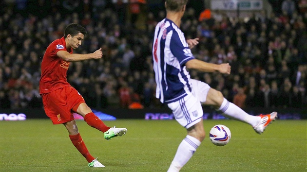 GLOV STELA. Liverpoolsk zlonk Nuri Sahin vyrovnv proti West Bromwichi na 1:1.