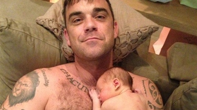 Robbie Williams a jeho dcera Theodora pr dn pot, co se narodila. 