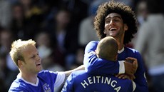 GÓL. Marván Fellaini (elem) se raduje ze své trefy se spoluhrái z Evertonu.