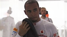 KONEC. Lewis Hamilton v paddocku poté, co musel kvli technické závad
