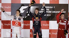 STUPN VÍTZ. Velkou cenu Singapuru vyhrál Sebastian Vettel (uprosted), druhý...