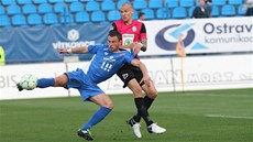 NIKAM TĚ NEPUSTÍM. Radek Dosoudil z Mladé Boleslavi si pomáhá faulem v souboji NIKAM TĚ NEPUSTÍM. Radek Dosoudil z Mladé Boleslavi si pomáhá faulem v souboji