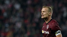 TĚŽKO SE TO KOUŠE. Jiří Jarošík, kapitán Sparty, s neveselým výrazem v obličeji TĚŽKO SE TO KOUŠE. Jiří Jarošík, kapitán Sparty, s neveselým výrazem v obličeji