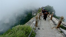 Výstup na horu Huashan není jako procházka na Snku. Odválivci, kteí se o
