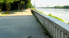 Cyklostezka vedoucí podél behu Dunaje v Bratislav