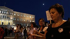 etí protestující nesou svíky ped parlamentem v Aténách v pedveer