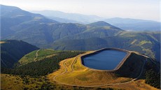 Horní nádrž přečerpávací vodní elektrárny Dlouhé stráně na vrcholu stejnojmenné... Horní nádrž přečerpávací vodní elektrárny Dlouhé stráně na vrcholu stejnojmenné...