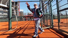 Artin Elmayan pichází na tenisové kurty v Buenos Aires.