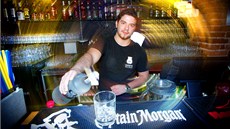 Barman Michal z pražského klubu Dog’s Bollocks nalévá ruskou vodku s šarží z Barman Michal z pražského klubu Dog’s Bollocks nalévá ruskou vodku s šarží z