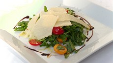 Salát z rucoly, cherry rajčátek, parmezánových hoblin se zálivkou z bazalky a Salát z rucoly, cherry rajčátek, parmezánových hoblin se zálivkou z bazalky a