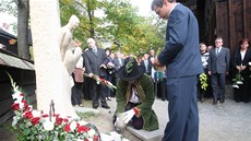 Náhrobek Jiího Raky na Valaském Slavín vytesal socha Miroslav Rybika z Jistebníka.