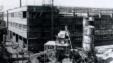 Stavba betonového skeletu haly 3 z jihovýchodního pohledu z roku 1984. V...