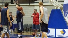 Kou nymburských basketbalist Ronen Ginzburg pi tréninku v italském Cantu. 