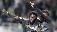 NETRADINÍ OSLAVA. Útoník Bafetimbi Gomis z Lyonu (vlevo) oslavuje gól, který